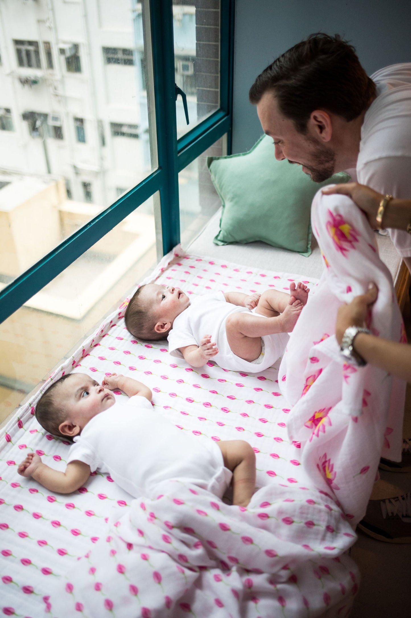 ORGANIC SNUG BLANKET - LOTUS